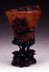 Libationskopp, Qianlong-period 1736-95, Ching-dynastin (snittat noshörningshorn) (se 142653-5 & 142694)